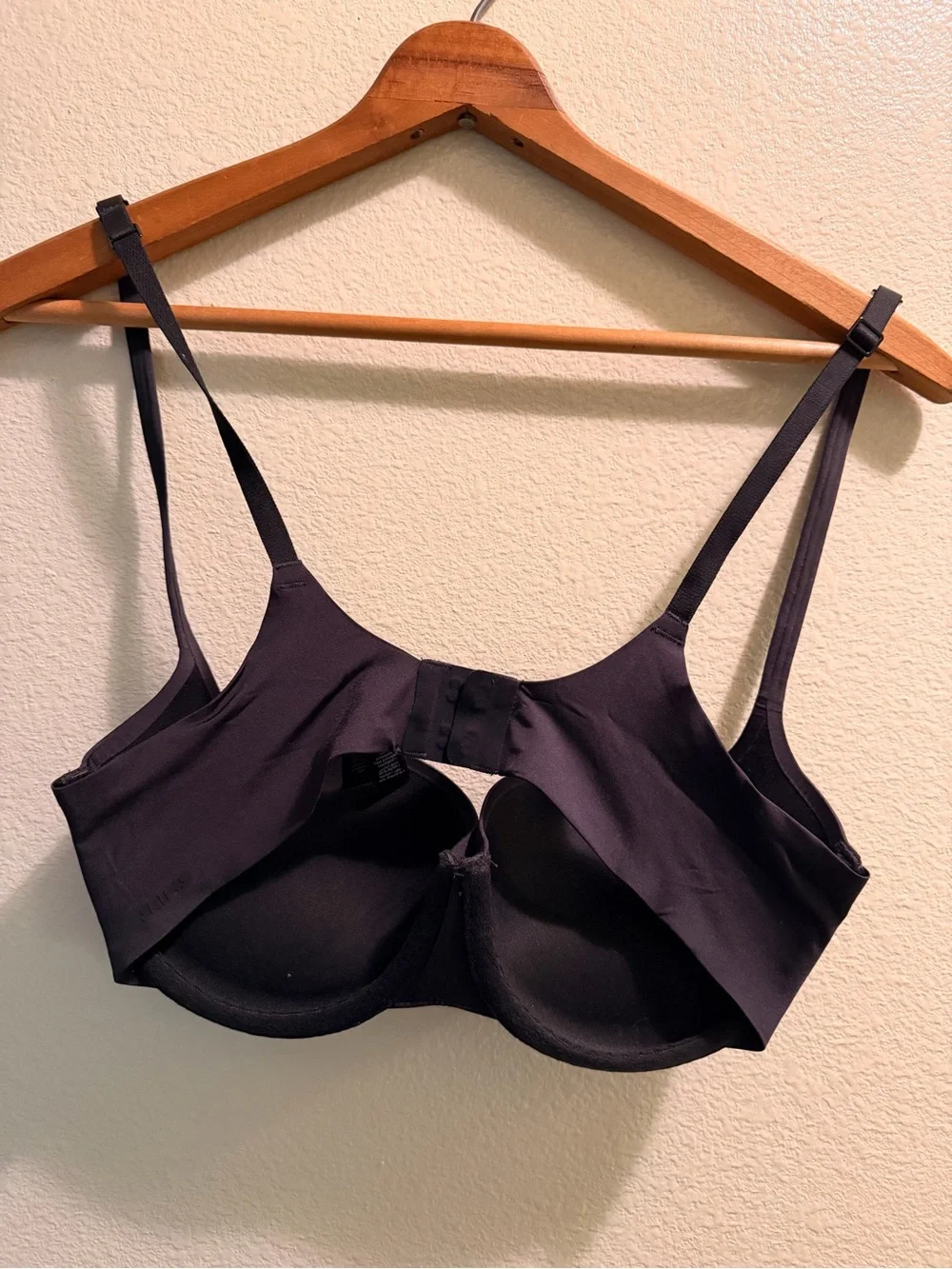 SKIMS Black Seamless Plunge Bra - Picture 6 of 8